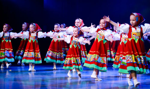 девочки танцуют в Русских народных костюмах