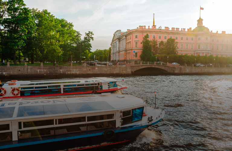Теплоход на "Неве"