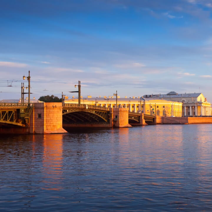 Река Нева, слева мост