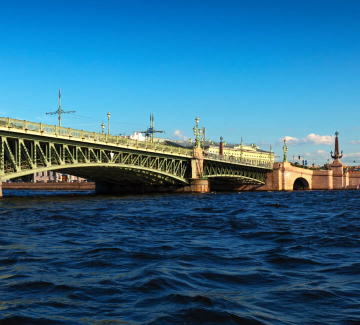 Экскурсия по Неве на теплоходе