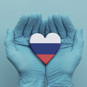 сердце в виде Российского флага в ладонях
