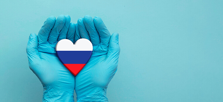 сердце в виде Российского флага в ладонях