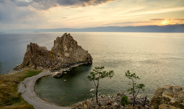 каменный мыс на озере